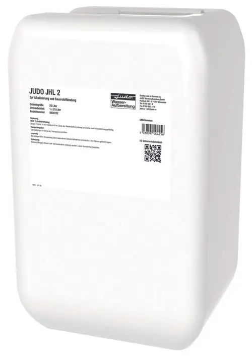 Weißer Behälter mit Produktinformationen und Sicherheitsdatenblatt für eine Dosierlösung von Judo zur Wasseraufbereitung. EAN-Nummer und QR-Code auf der Rückseite.